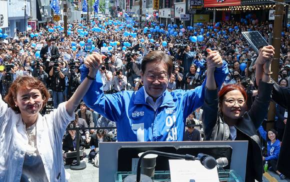 이재명 대통령이 후보 시절인 지난달14일에 부산 부산진구 서면 젊음의 거리에서 열린 유세에 앞서 인사하고 있다. [사진=연합뉴스]