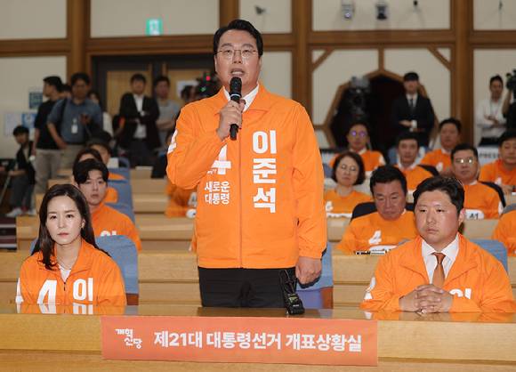 개혁신당 천하람 상임선대위원장이 지난 3일 서울 여의도 국회 의원회관에 마련된 당 개표 상황실에서 방송 3사 출구 조사 결과를 확인한 뒤 소감을 밝히고 있다.  [사진=연합뉴스]