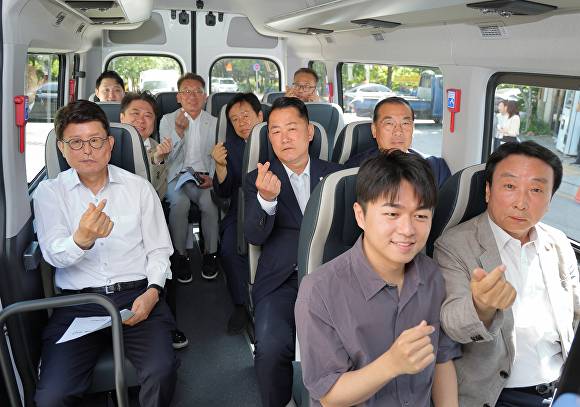 북구 연암서당골 일원에서 대구형 DRT 운행을 체험중인 배광식 북구청장(왼쪽) 등이 기념촬영을 하고 있다 [사진=북구청]