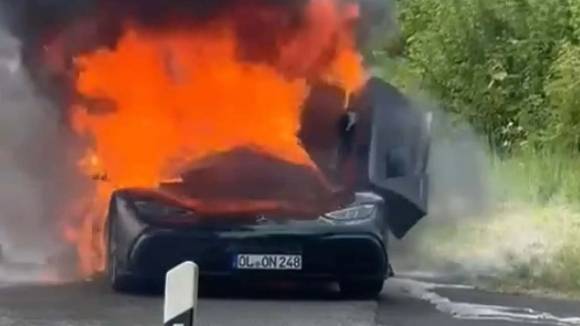 독일에서 메르세데스의 하이브리드 차량이 불길에 휩싸여 전소됐다. [사진=틱톡@chrimbu]