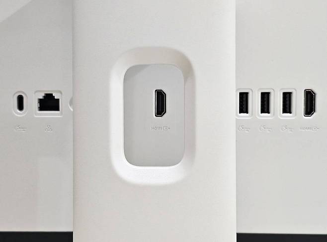 본체 후면에는 4개의 USB 포트 및 각각 1개씩의 HDMI 입력/츨력 포트를 탑재했다 / 출처=IT동아