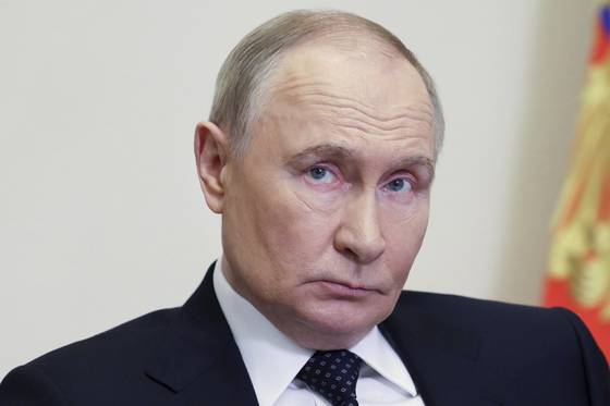 블라디미르 푸틴 러시아 대통령이 4일(현지시간) 러시아 모스크바 외곽의 노보오가리요보 관저에서 화상 회의를 통해 내각 회의를 주재하고 있다. AP=연합뉴스