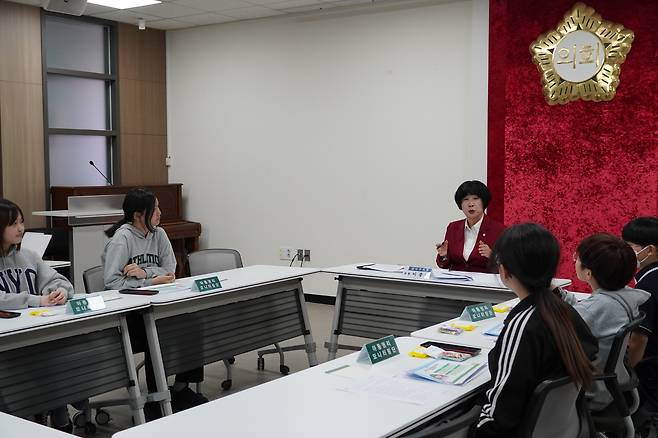 지난 4월 아동들이 서울 강서구의회에서 '아동ㆍ청소년 건강증진 지원 조례' 제정 관련 간담회에 참여한 모습. 사진 굿네이버스