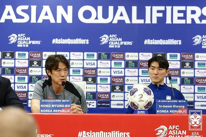 이라크 바스라국제경기장에서 열린 북중미 월드컵 아시아 3차예선 공식 기자회견에서 홍명보(왼쪽) 한국 대표팀 감독이 발언하고 있다. 오른쪽은 황인범. [사진 KFA]