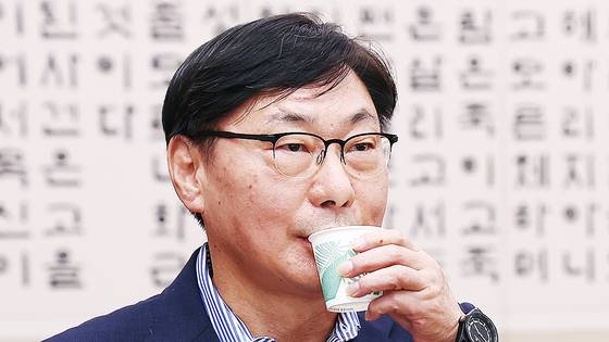 이화영 전 경기도 평화부지사가 지난해 10월 25일 오후 서울 여의도 국회 법제사법위원회에서 열린 법무부·법제처·감사원·고위공직자범죄수사처·헌법재판소·대법원 종합 국정감사에 출석, 물을 마시고 있다. 뉴스1