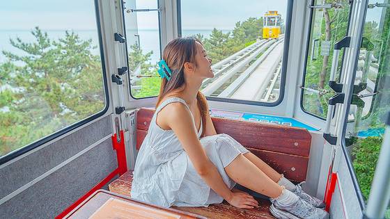 부산 블루라인 파크의 스카이캡슐은 외국인 관광객 사이에서도 인생 사진 명당으로 입소문이 났다. 사진은 스카이캡슐에서 기념사진을 담는 홍콩 관광객의 모습. 백종현 기자