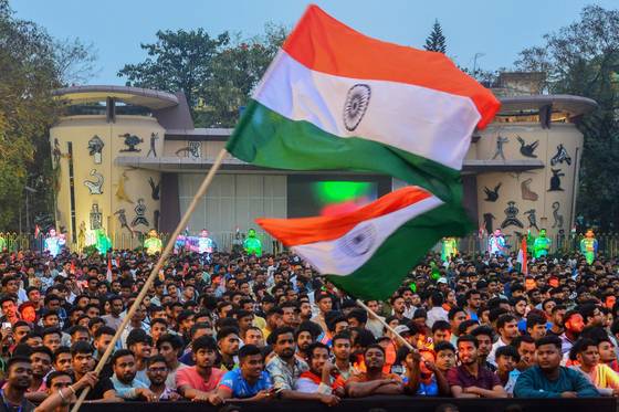 거리에 모여 크리켓 경기를 보며 응원하는 인도 국민들. AFP=연합뉴스