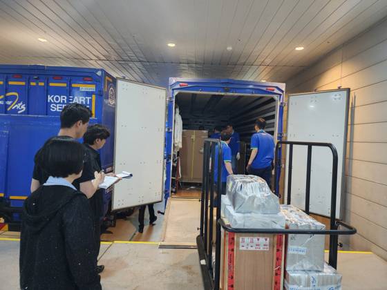 행안부 대통령기록관 관계자들이 20대 대통령기록물을 이관하는 모습. [사진 행정안전부]