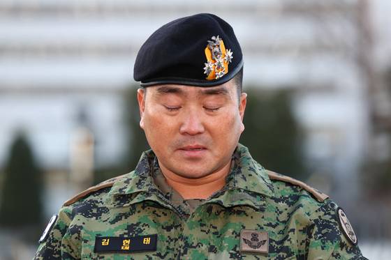제707특수임무단장 김현태 대령이 지난해 12월 9일 오전 서울 용산구 국방부 전쟁기념관 앞에서 열린 기자회견 중 고개를 숙이고 있다. 연합뉴스