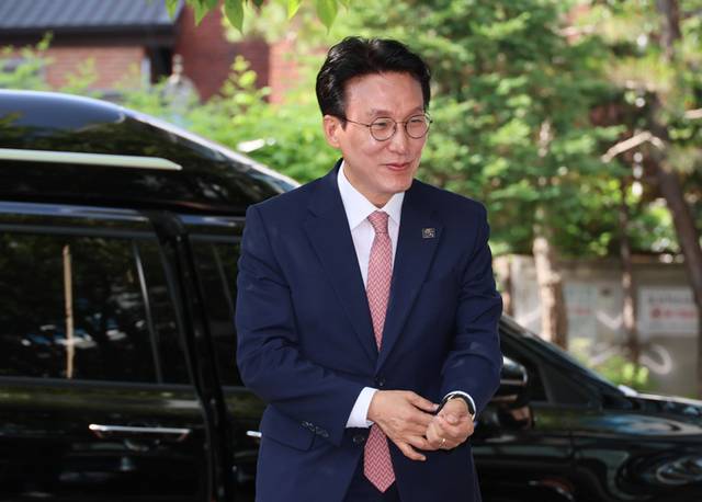 ▲ 김민석 국무총리 후보자가 5일 서울 종로구 통의동 금융감독연수원에 마련된 인사청문회 준비 사무실로 첫 출근을 하고 있다. 연합뉴스