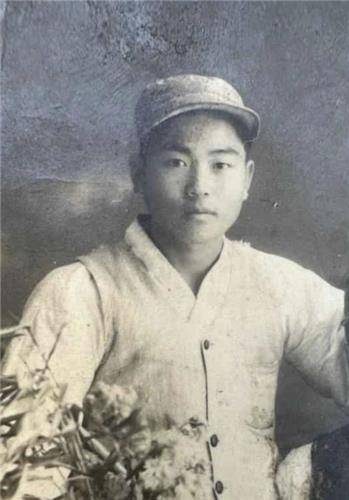 ▲ 국방부유해발굴감식단이 지난해 11월 강원도 철원군 원남면 주파리 일대에서 발굴한 유해의 신원을 국군 제11사단 소속 고 조영호 일병으로 확인했다고 5일 밝혔다.  어린 두 딸을 두고 조국을 지키기 위해 6·25전쟁에 참전했다가 정전협정 체결 직전 전사한 호국영웅이 72년 만에 가족의 품으로 돌아왔다. 사진은 고 조영호 일병 생전 모습.  [국방부 제공]