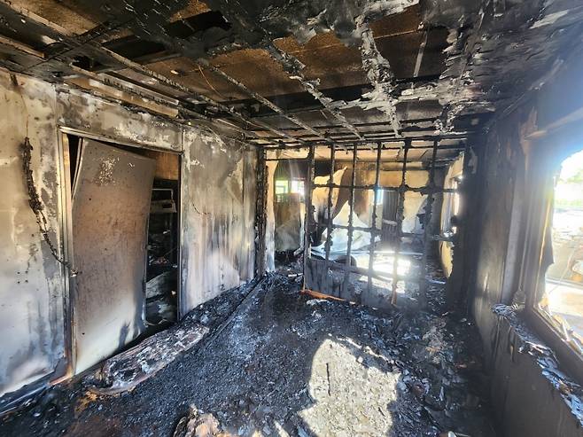 ▲ 전남 고흥의 한 단독주택에서 발생한 화재 현장의 모습 [전남 고흥소방서]&nbsp;