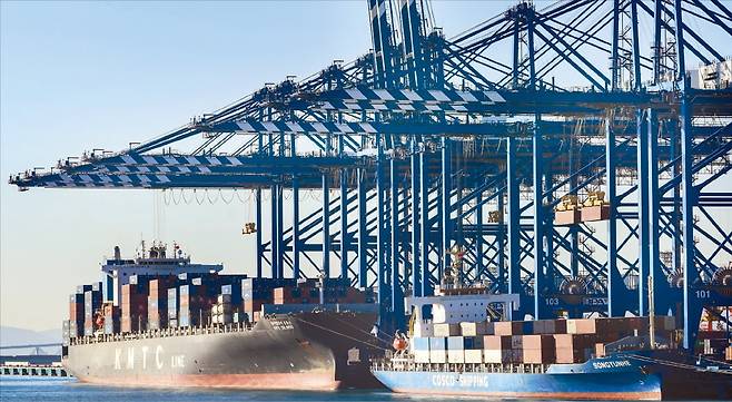 < 북극항로 개척 시대 열리나 > 국내 최초 완전 자동화 항만인 부산항 신항 제7부두에 컨테이너선이 정박해 있다. 이재명 대통령은 후보 시절 “부산은 북극항로 시대를 대비한 국가 전략의 중심축이 될 것”이라고 강조했다.  /한경DB