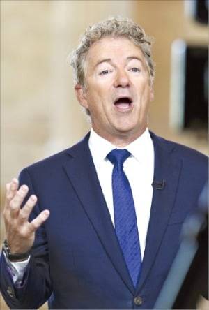 미국 공화당 소속 랜드 폴 상원의원이 3일(현지시간) 워싱턴DC 의회의사당에서 인터뷰하고 있다.  /AP연합뉴스