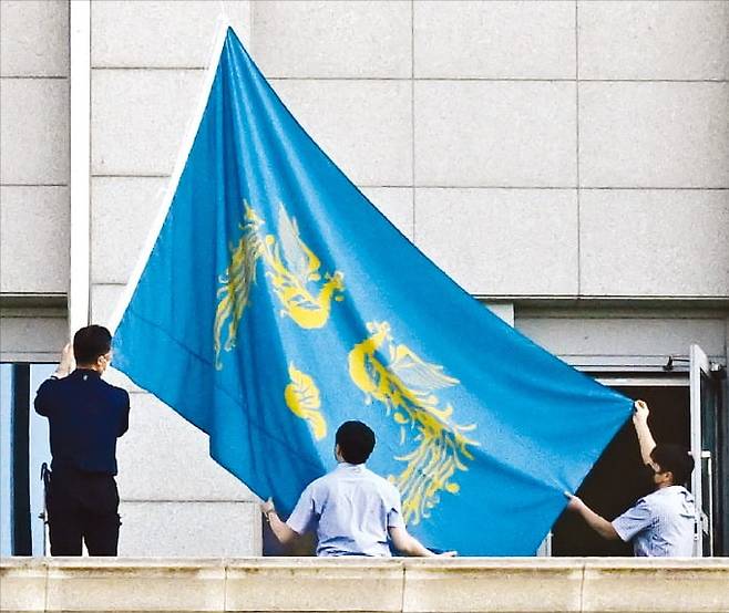 이재명 대통령 임기가 시작된 4일 용산 대통령실 청사에 봉황기가 게양되고 있다.    /김범준 기자