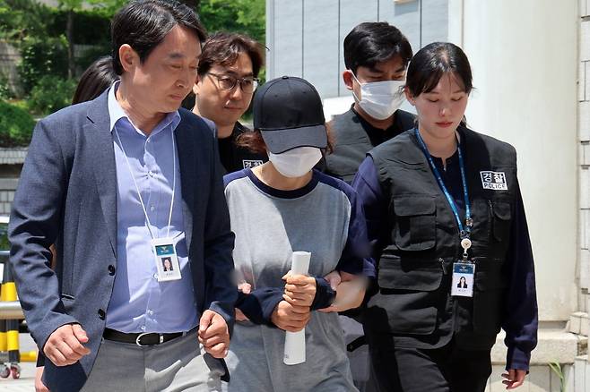 제21대 대통령 선거 사전투표 첫날 서울 강남구의 한 투표소에서 배우자의 신분증으로 대리 투표한 혐의를 받는 선거사무원 A 씨가 1일 오후 서울 서초구 서울중앙지법에서 열린 구속 전 피의자 심문(영장실질심사)에 출석하고 있다./ 사진=뉴스1