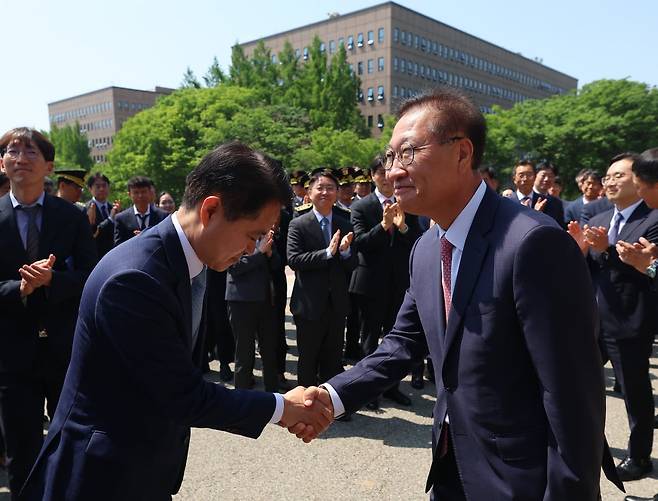 박성재 법무부 장관이 5일 정부과천청사 법무부에서 열린 이임식과 기념촬영을 끝낸 뒤 참석자들과 인사하고 있다.  /사진=연합뉴스