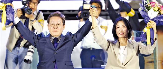 이재명 대통령이 제21대 대통령 선거에서 승리를 확정 지은 4일 오전 1시께 서울 여의도 국회 앞에서 ﻿김혜경 여사와 꽃다발을 들고 시민에게 인사하고 있다. 사진=강은구 기자