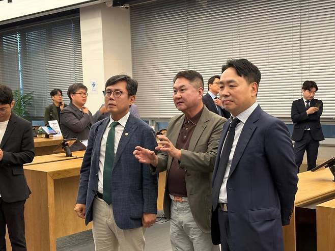 안도걸 더불어민주당 의원(왼쪽에서 두번째)이 지난달 27일 서울 강남구 업비트 라운지를 찾아 이석우 두나무 대표(왼쪽에서 세번째)와 대화하고 있다. 사진=이준형 블루밍비트 기자