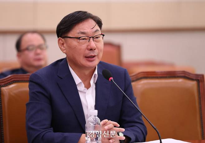이화영 전 경기도 평화부지사가 지난해 10월2일 국회 법사위에서 열린 대북송금 수사 검사 탄핵 청문회에서 의원질의에 답하고 있다. 박민규 선임기자