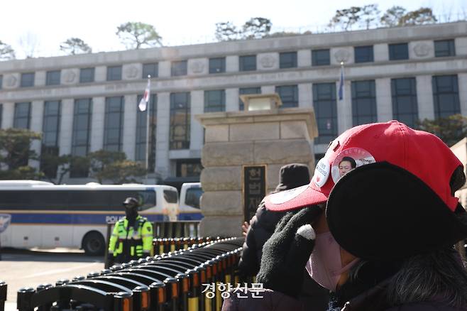 윤석열 대통령의 탄핵심판 마지막 변론기일 하루 전날인 지난 2월 24일 서울 종로구 헌법재판소에서 출입이 통제되고 있다. 한수빈 기자