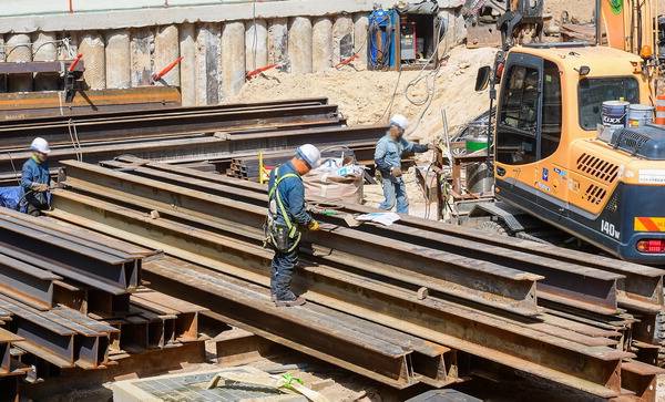 악성 미분양 누적과 각종 규제 직격에 ‘다중고’를 겪는 지방 건설업계가 새 정부에 수도권과 다른 지방 건설업계의 현실을 정확히 알고 이에 알맞은 정책 및 계획 수립을 촉구하고 있다. 사진은 부산의 한 건설 현장에서 근로자들이 일하는 모습. 국제신문 DB