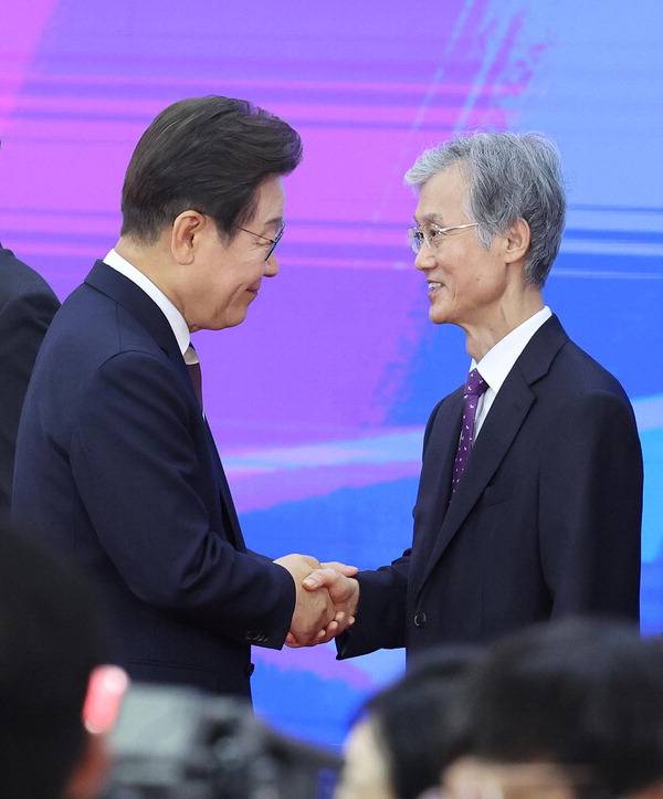 이재명 대통령이 지난 4일 서울 여의도 국회에서 열린 제21대 대통령 취임선서식에서 조희대 대법원장과 인사하고 있다. 이 대통령은 대선 후보 시절 대법관 증원을 공약했고, 더불어민주당은 이에 발맞춰 이날 대법관을 기존 16명에서 30명으로 늘리는 법원조직법 개정안을 국회 법제사법위원회 법안소위에서 의결했다. 연합뉴스