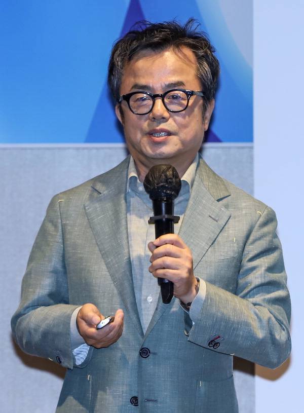 편성준 작가가 기업의 리더들에게 글쓰기가 중요한 이유를 설명하고 있다. 황예찬 프리랜서