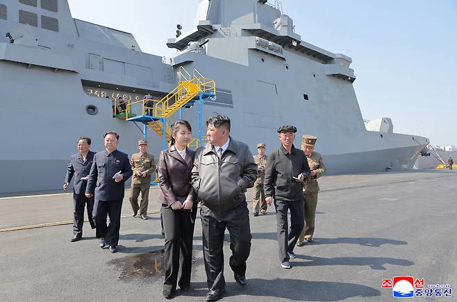 North Korean leader Kim Jong-un, center, observes the first weapons test of the new multipurpose destroyer Choe Hyon-ho, held three days after its launch on April 30. [YONHAP]