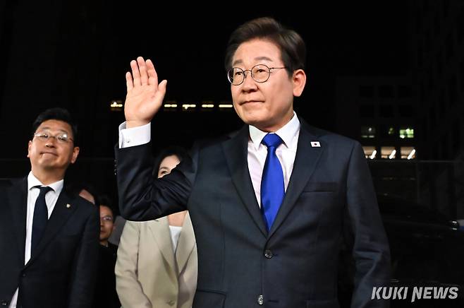 이재명 제21대 대통령이 4일 새벽 서울 여의도 당사에 도착하고 있다. 유희태 기자