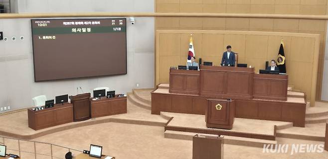 대전시의회가 6일 오전 10시 제287회 제1차 정례회 제2차 본회의를 열고 1분만에 산회했다. 시정질문이 취소되는 바람에 당초 회의참석 예정이었던 대전시장과 교육감의 자리는 비어 있다. 사진=이익훈 기자&nbsp;