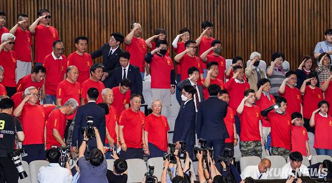 해병대 전우회 회원 등이 5일 '순직 해병 수사 방해 및 사건 은폐 등의 진상구명을 위한 특별검사의 임명 등에 관한 법률안'(채상병 특검법)이 통과되자 정면을 향해 경례하고 있다.