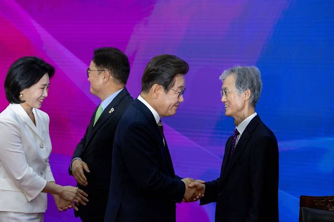 이재명 대통령이 4일 서울 여의도 국회에서 열린 제21대 대통령 취임선서식에서 조희대 대법원장과 악수하고 있다. 왼쪽은 이 대통령의 배우자 김혜경 여사가 우원식 국회의장과 인사를 나누는 모습. 국회사진기자단