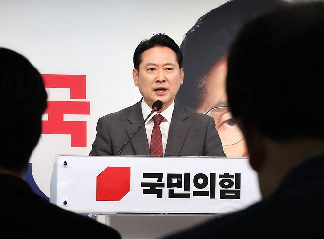 국민의힘 장동혁 선대위 상황실장이 1일 서울 여의도 중앙당사에서 긴급 현안 기자회견을 열고 민주당의 '댓글 공작' 의혹 등 제기와 관련해 반박하고 있다. 연합뉴스