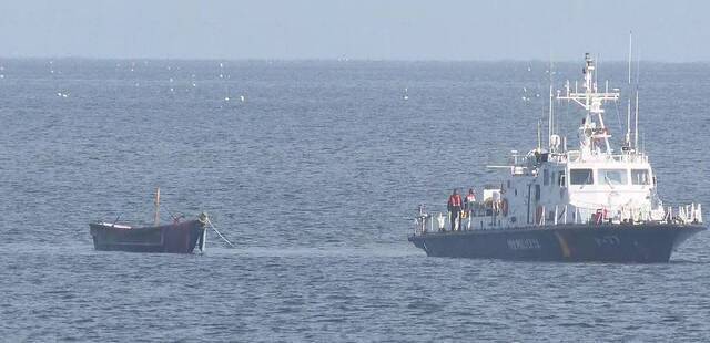 북한 주민 4명이 24일 소형 목선을 타고 동해 북방한계선(NLL) 아래로 내려와 속초 앞바다에서 우리 어민에 의해 발견된 가운데 이날 오후 군 당국이 소형 목선을 양양군 기사문항으로 예인하고 있다. 연합뉴스TV 제공