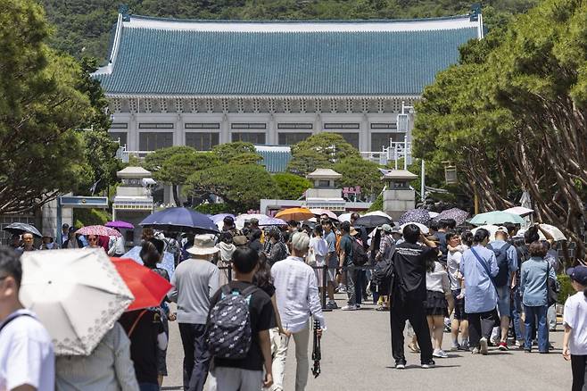 5일 서울 종로구 청와대가 관람객들로 붐비고 있다. 연합뉴스