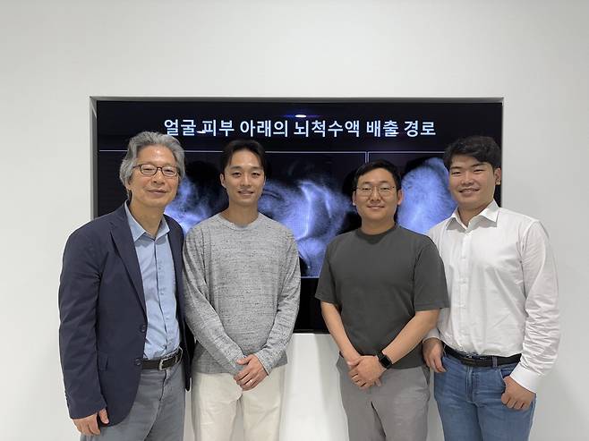 고규영 기초과학연구원(IBS) 혈관 연구단 단장(왼쪽)과 연구팀.  IBS