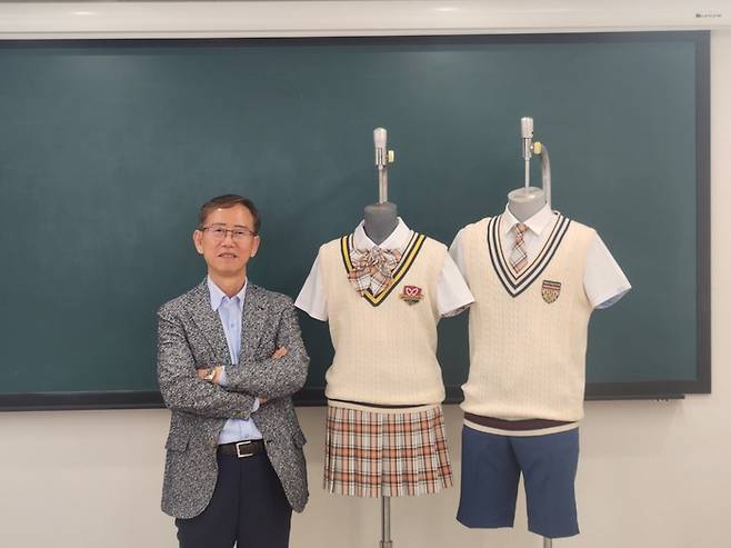 오현택 스쿨룩스 대표가 매일경제와 인터뷰하면서 사업 다각화 전략을 밝히고 있다.  이호준 기자