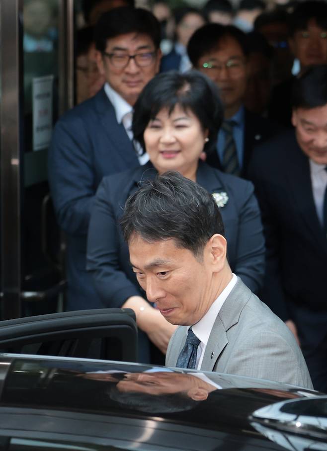 이복현 금융감독원장이 5일 서울 영등포구 금감원에서 이임식을 마친 뒤 차량에 탑승하고 있다.  [연합뉴스]