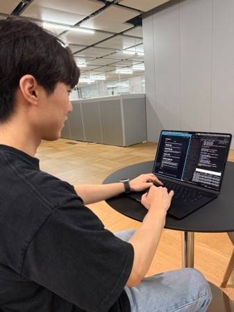 학생이 인공지능(AI) 조교와 질의응답을  주고 받고 있다. [사진=KAIST]