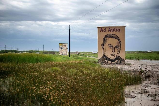 5월 28일(현지시간) 텍사스 스타베이스 인근 고속도로 옆에 라틴어 문구 “Ad Astra”(별을 향하여)가 적힌 일론 머스크의 벽화가 세워져 있다. AFP연합뉴스