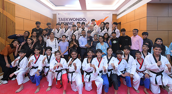 태권도 특별 순회전시 참가자 및 관람자 기념 촬영. 사진=태권도진흥재단