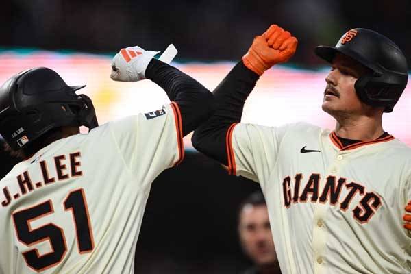 이정후가 투런 홈런을 때린 채프먼과 하이파이브를 하고 있다. 사진= Eakin Howard-Imagn Images= 연합뉴스 제공