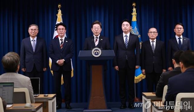 [서울=뉴시스] 고범준 기자 = 이재명 대통령이 4일 서울 용산 대통령실 청사에서 새 정부 첫 인사 발표를 하고 있다. 왼쪽부터 이종석 국정원장 후보자, 김민석 국무총리 후보자, 이 대통령, 강훈식 비서실장, 위성락 안보실장. (대통령실통신사진기자단) 2025.06.04. bjko@newsis.com /사진=고범준
