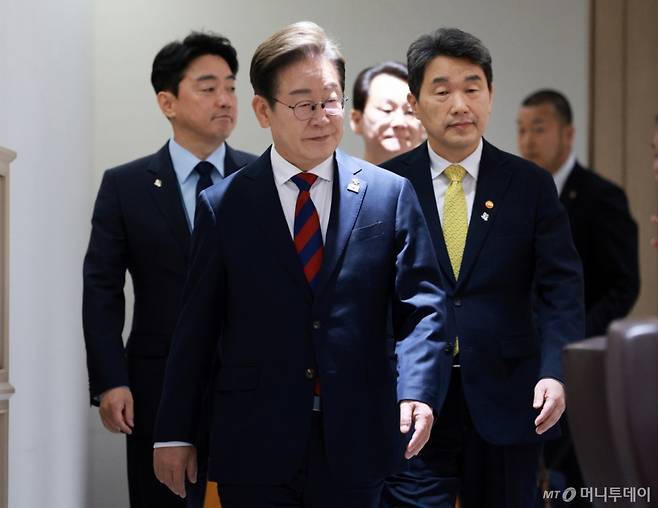 [서울=뉴시스] 고범준 기자 = 이재명 대통령이 5일 서울 용산구 대통령실 청사에서 열린 국무회의에 참석하고 있다. 2025.06.05. bjko@newsis.com /사진=고범준