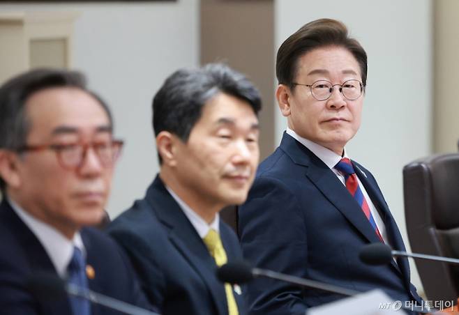 [서울=뉴시스] 고범준 기자 = 이재명 대통령이 5일 서울 용산구 대통령실 청사에서 열린 국무회의에 참석하고 있다. 2025.06.05. bjko@newsis.com /사진=고범준