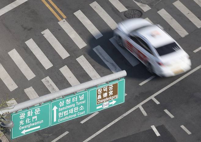 지난 4월11일 서울 종로구 헌법재판소 앞 북촌로 도로를 통행하는 택시의 모습.사진과 기사는 관련 없음./사진=뉴시스.