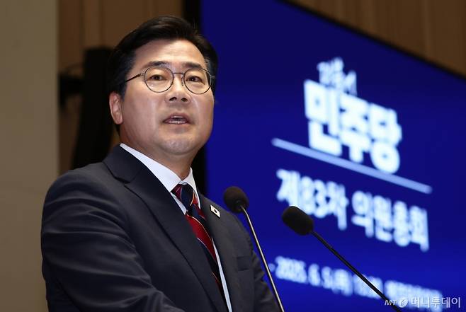 (서울=뉴스1) 김민지 기자 = 박찬대 더불어민주당 대표 직무대행 겸 원내대표가 5일 서울 여의도 국회에서 열린 의원총회에서 발언하고 있다. 2025.6.5/뉴스1  Copyright (C) 뉴스1. All rights reserved. 무단 전재 및 재배포,  AI학습 이용 금지. /사진=(서울=뉴스1) 김민지 기자