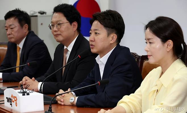 [서울=뉴시스] 조성우 기자 = 이준석(왼쪽 세 번째) 개혁신당 의원이 5일 오후 서울 여의도 국회에서 열린 개혁신당 선거대책본부 해단식에서 발언하고 있다. 왼쪽부터 김철근 사무총장, 천하람 원내대표 겸 당대표 권한대행 이준석 의원, 이주영 정책위의장. 2025.06.05. xconfind@newsis.com /사진=조성우