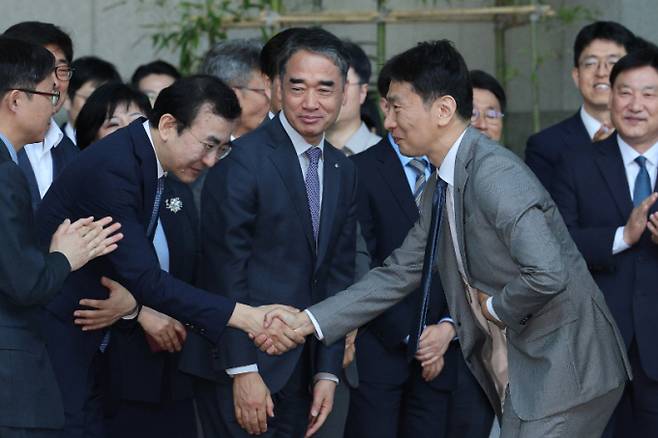 이복현 금융감독원장이 5일 오전 서울 여의도 금융감독원에서 열린 자신의 퇴임식을 마친 후 직원들과 인사하고 있다./사진=뉴스1 신웅수 기자